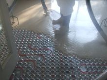 Pumping liquid screed over a low height underfloor heating system (MAX4)